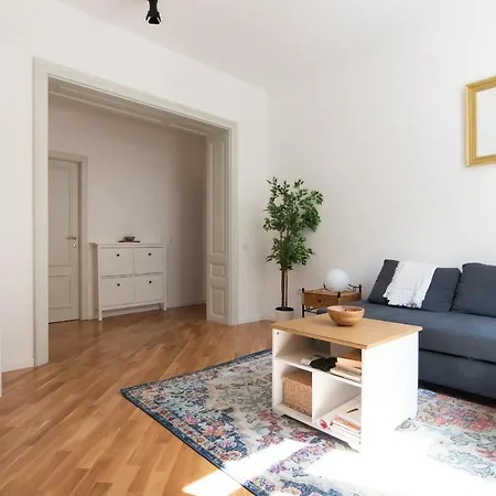 Artika - Chic & Sunlit In Downtown Apartment